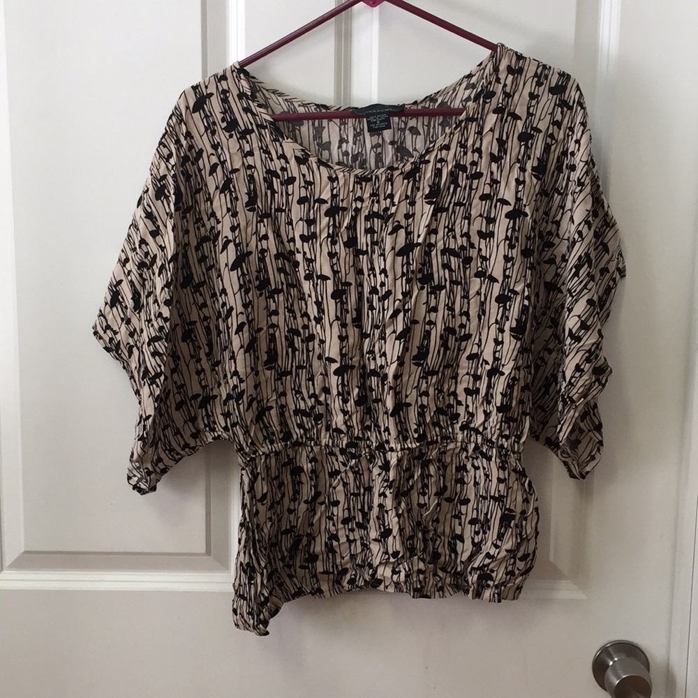 Cute blouse with elastic waist!